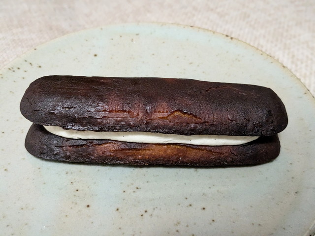 お皿にのせた生カヌレスティックケーキの断面写真