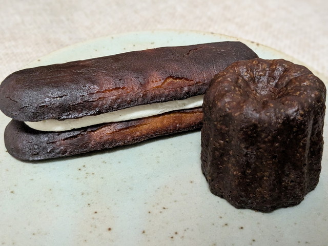 丸いカヌレとスティック形状の生カヌレスティックケーキを並べた比較写真