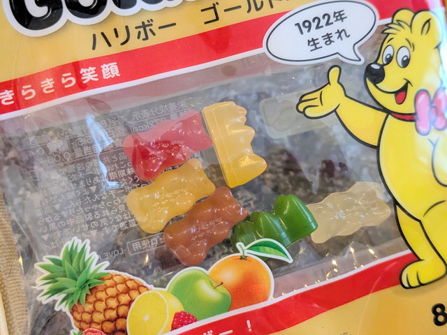 透明窓部分の6色ゴールドベアグミチャームのアップ