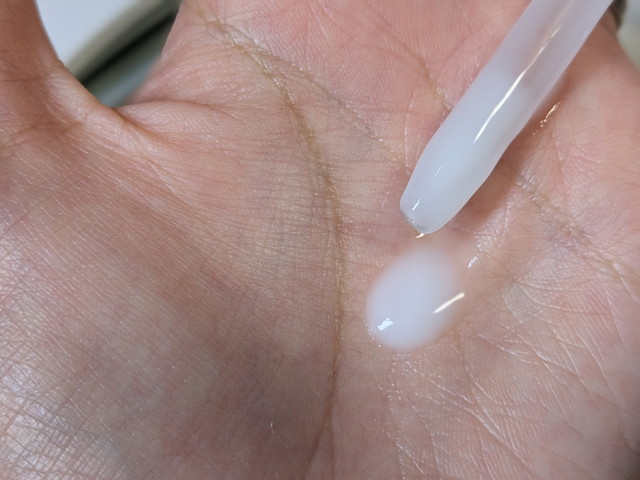 ファルテア 保湿セラムをスポイトで手のひらに落とした様子
