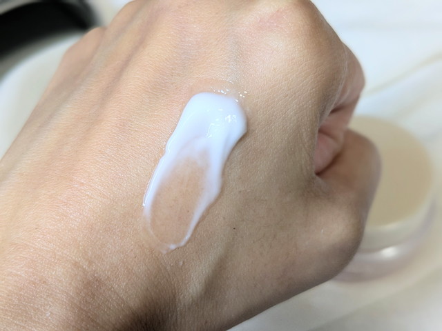 ファルテア 保湿クリームを手の甲にのせた様子