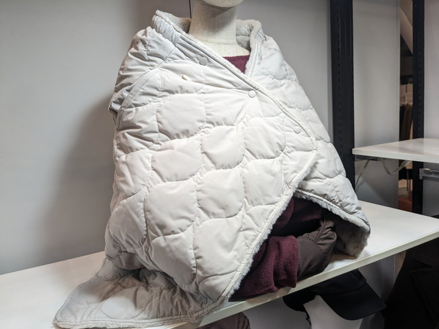 白のキルティングのブランケットの展示