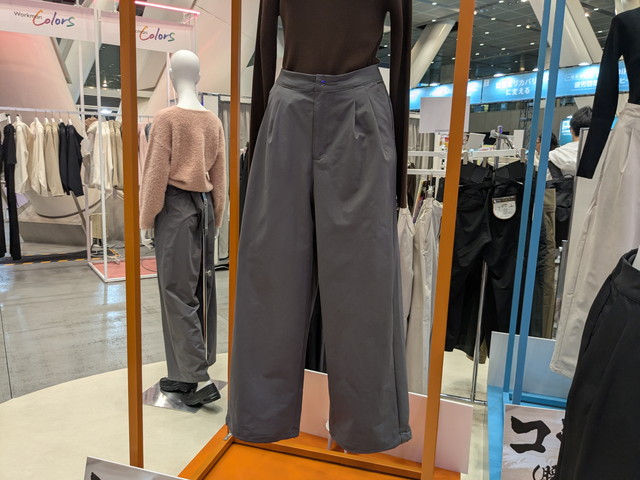 グレーのウェルネスサポートパンツ