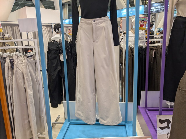 ホワイトのウェルネスサポートパンツ