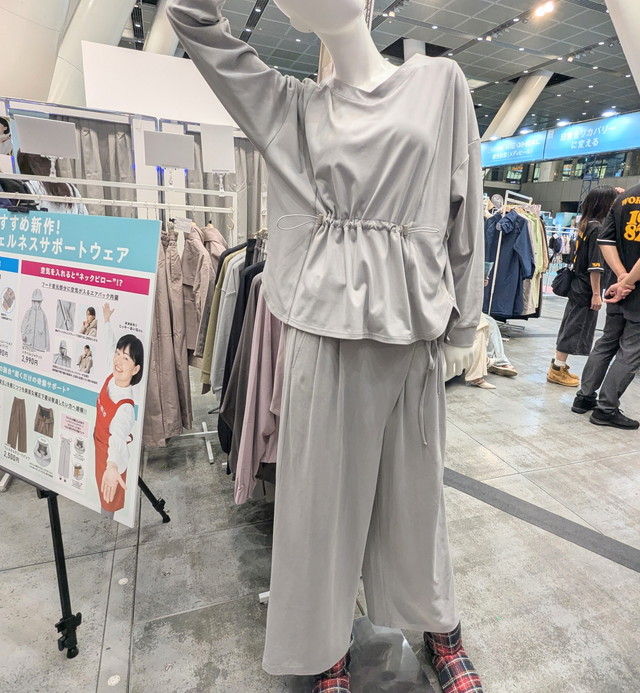 ギャザープルオーバーとパンツを着たマネキン