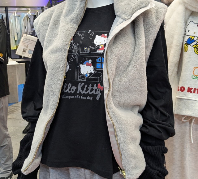 ブラックのキティちゃん長袖Tシャツ