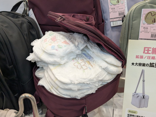 スクエア型のショルダーバッグにオムツを収納している