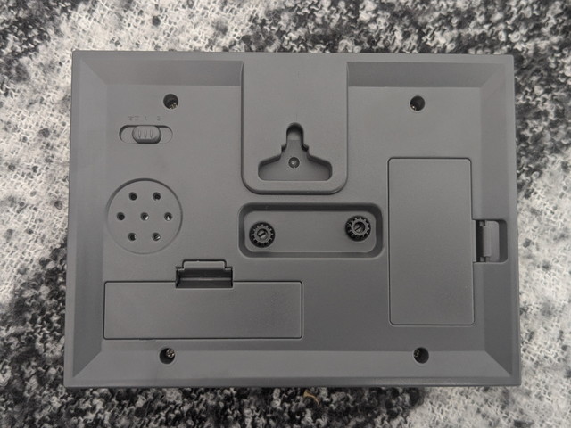 裏面の電池ボックスとスタンドのディテール写真