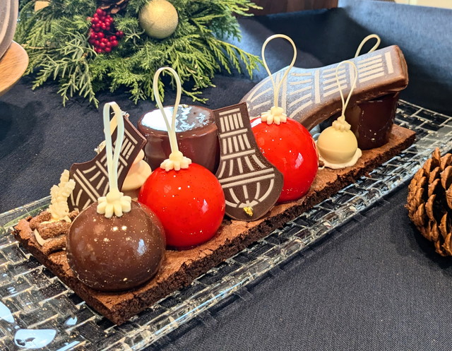 『Since 1980』チョコレート細工のクリスマスツリーとオーナメントが並ぶプレート全体
