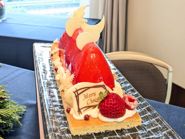 赤いグラサージュで包まれた『ノエルルージュ』