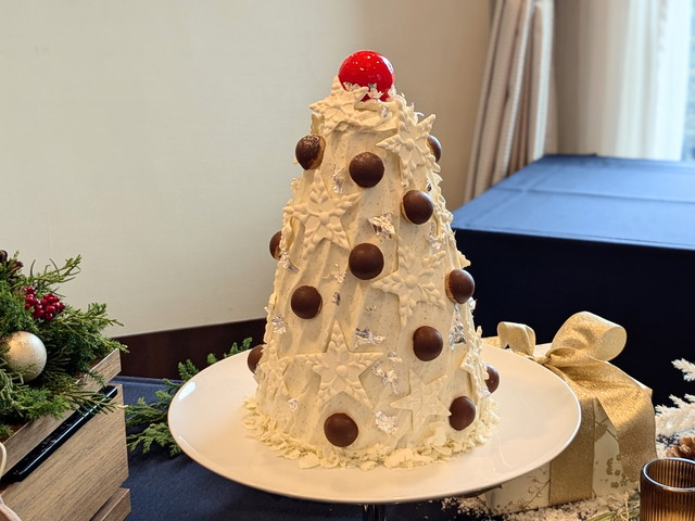 白いクリーム細工のツリー型『クリスマスツリーケーキ』