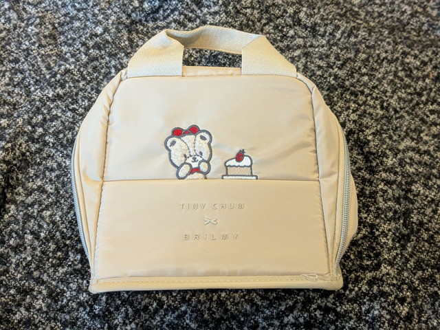 BEIGE ver.のスタンドポーチ単体のアップ写真