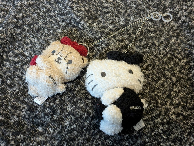 BLACK ver.とTINY CHUM ver.のぬいぐるみチャームを並べた全体写真