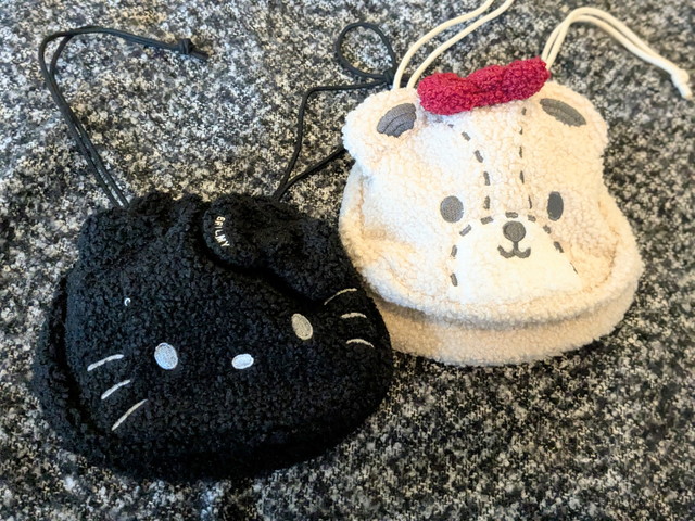 BLACK ver.とTINY CHUM ver.の巾着コスメポーチを並べた全体写真