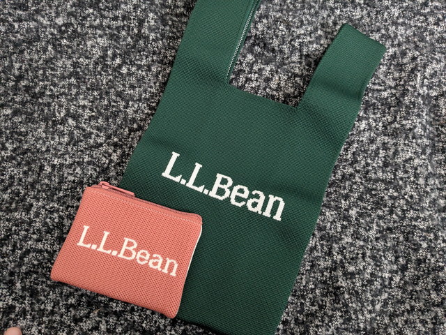 L.L.Beanのグリーンのニットバッグとピンクのポーチを並べた写真