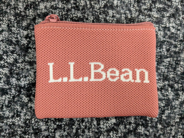 L.L.Beanのピンクのニットポーチ表面のアップ写真