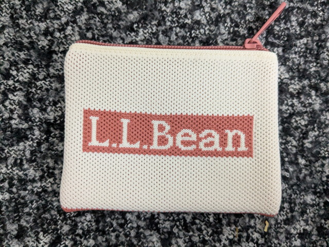 L.L.Beanのニットポーチ裏面のアイボリー地にピンクのボックスロゴが入ったデザインの写真