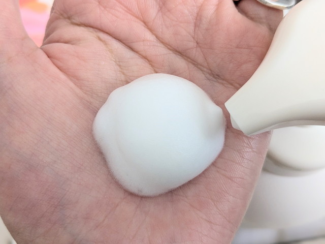 オリゴボディホイップのポンプから手のひらに出した泡