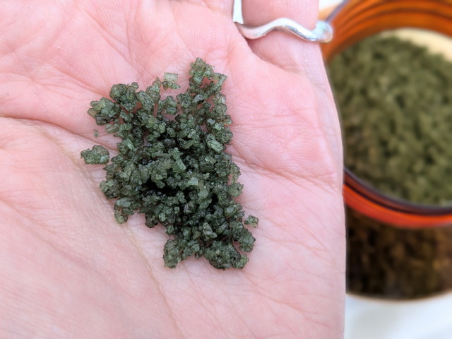 クナイプ バスソルト ピスタチオの香りを手のひらに出したグリーンの粒