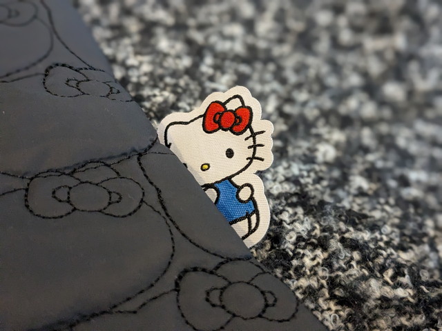 トートのサイドからのぞくハローキティのタグ