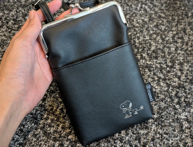 がま口スマホショルダーBAGを手に持った様子