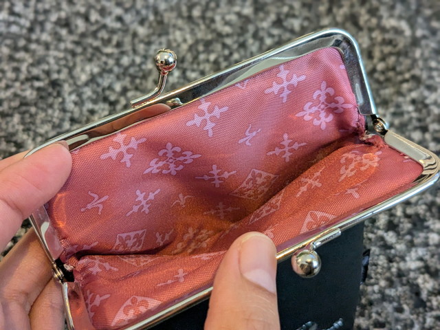 がま口を開けた内側のピンクのモノグラム柄の裏地