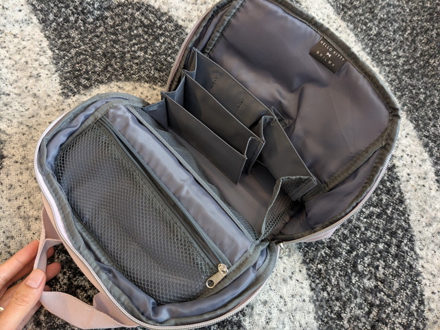 スタンドポーチを開いた内側の全体