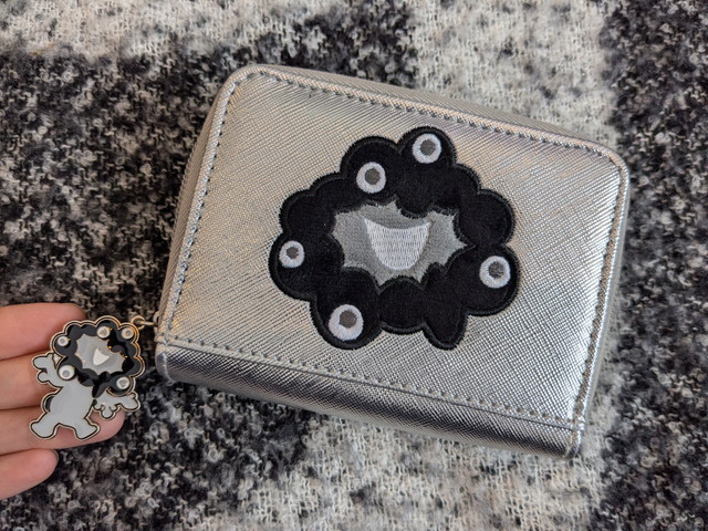 黒ミャクミャクの刺しゅうとファスナーチャームのアップ