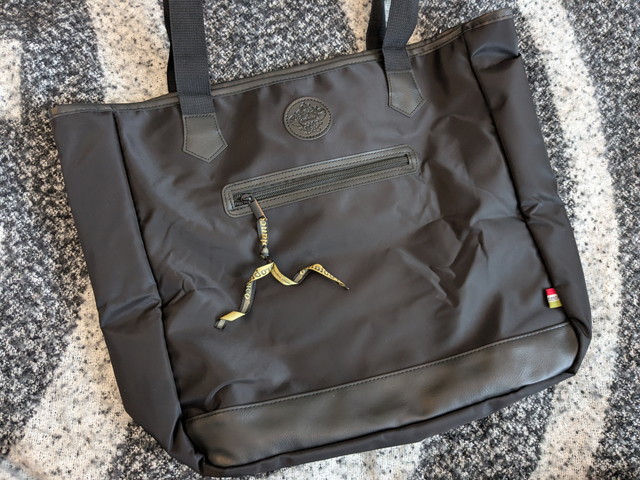 ブラックのトートバッグの全体