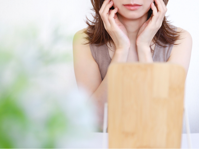 鏡を見る女性