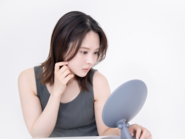 鏡を見る女性