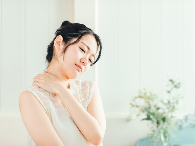 肩こりが気になる女性