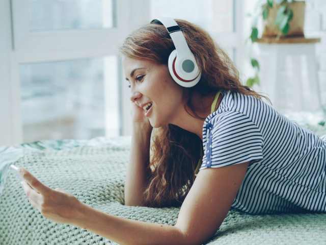 音楽を楽しむ女性