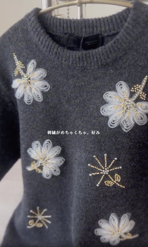 ビーズ付きショートスリーブニットセーターの刺繍