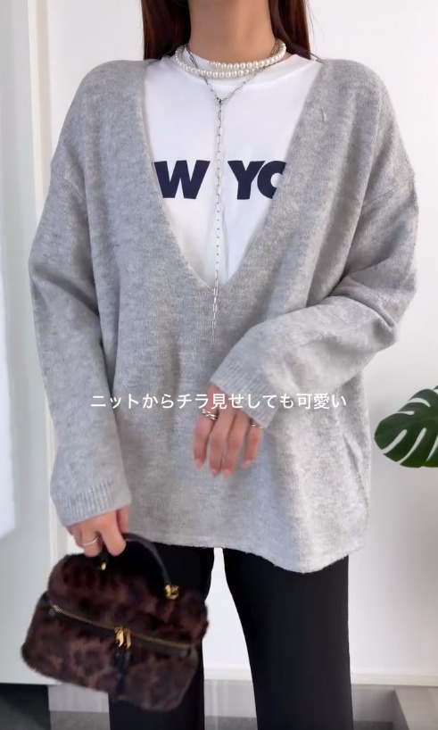 オーバーサイズテキストTシャツを着たコーデ
