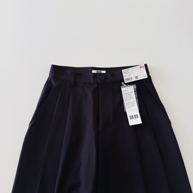 Uniqlo U「タックバレルレッグパンツ」