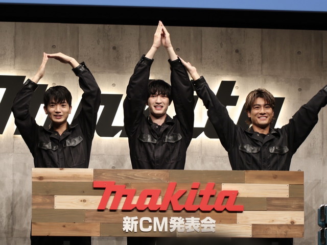 新CM発表会で「DIY」のポーズを決めるSixTONESの3人