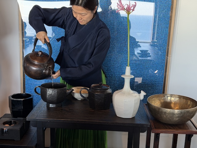 ビビビダンで伝統茶を淹れる様子