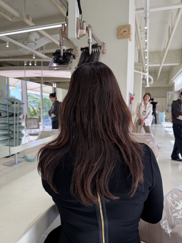 コテでカールをつけたヘアスタイル