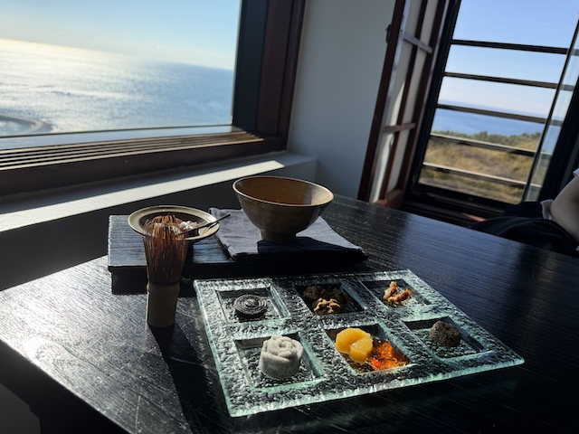 海を眺める席に並んだ韓国の伝統菓子