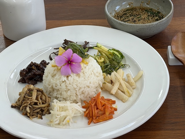花を添えたビビンパ
