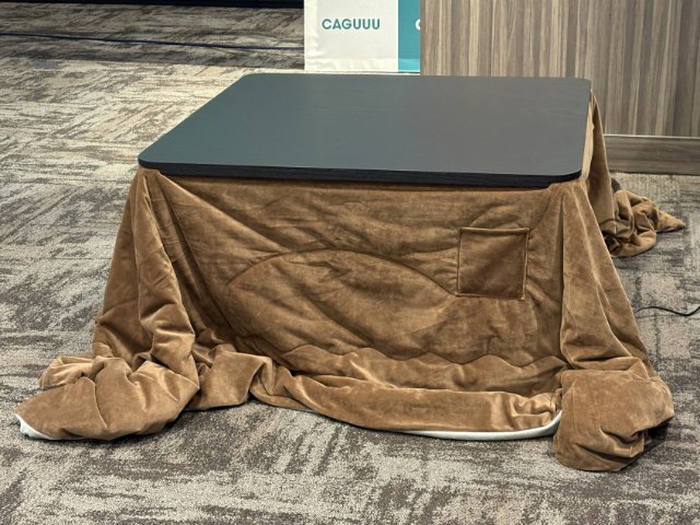 こたつ布団をかけたCAGUUU WARM LIVINGのこたつテーブル