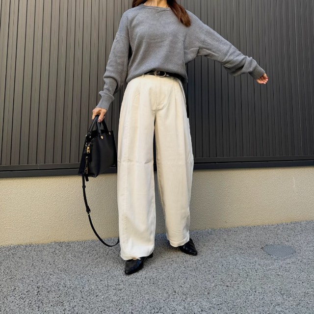 コーデュロイボリュームパンツを着用したコーデ
