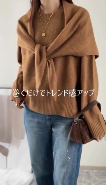スフレヤーントライアングルスカーフとスフレヤーンクルーネックセーターを着用したコーデ