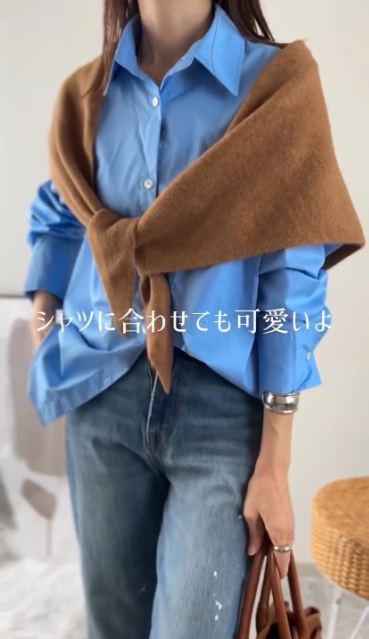 スフレヤーントライアングルスカーフとシャツのコーデ