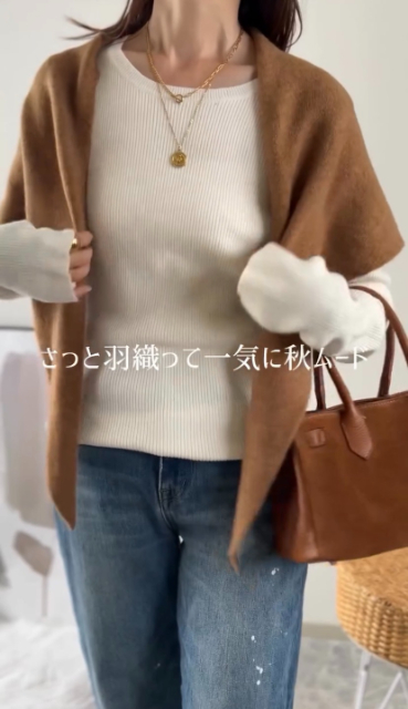 スフレヤーントライアングルスカーフとリブニットのコーデ