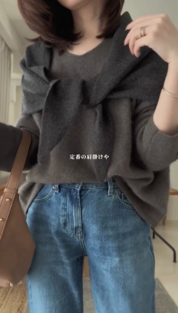 スフレヤーントライアングルスカーフとスフレヤーンクルーネックセーターのコーデ