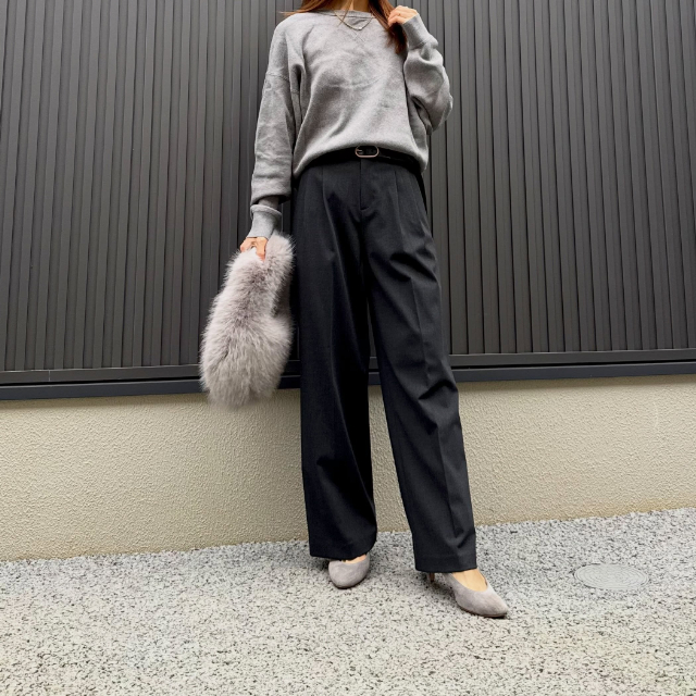 スマートワイドストレートパンツを着用したコーデ