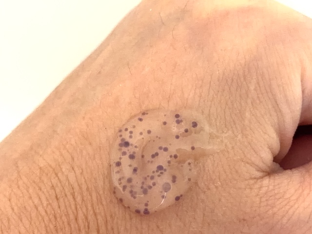 手の甲にのせたキャビアPDRNカプセルクリーム
