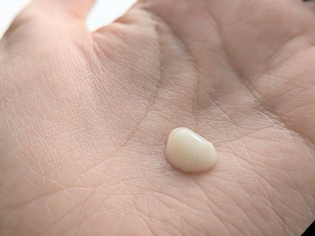 ソフィーナ iP 薬用 角層トリートメント 深層美容乳液を手に出した様子